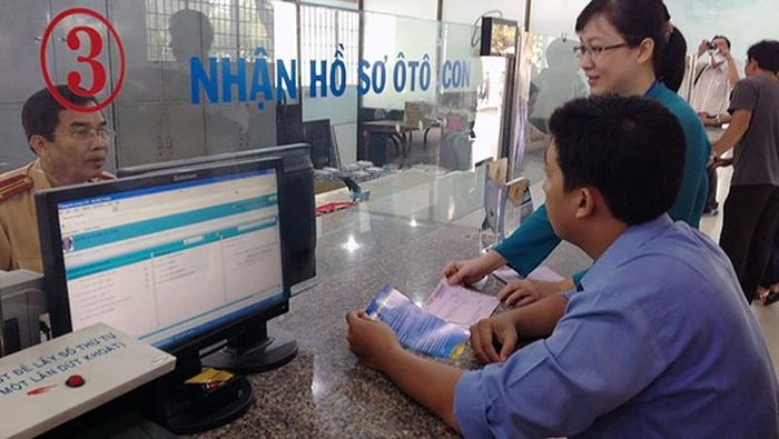 Cũng từ 1/1/2017, CSGT cũng sẽ tiến hành xử phạt với những chủ sở hữu cố tình không sang tên, đổi chủ khi mua bán xe mô tô, xe gắn máy. 