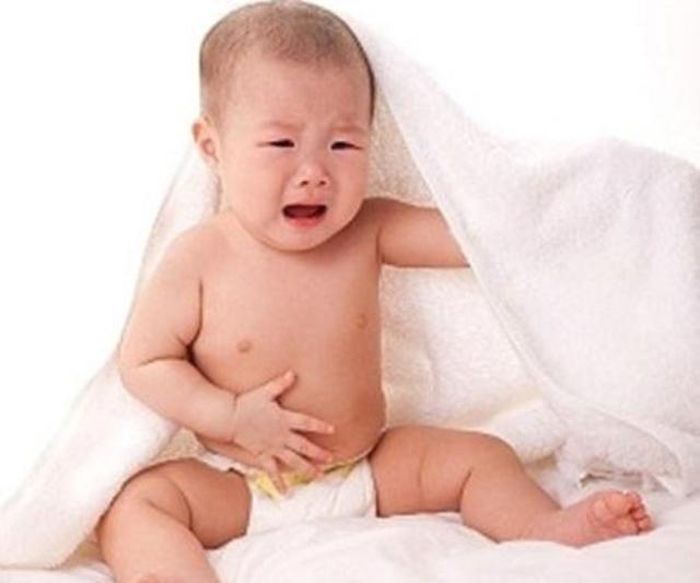 Khi trẻ có biểu hiện nôn ra giun, đi ngoài ra giun, ngứa hậu môn… hoặc xét nghiệm phân có nhiều trứng giun thì tẩy giun cho trẻ.