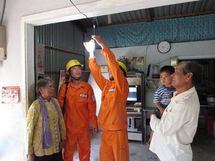 Điện đến nhà dân. Ảnh: VGP/Toàn Thắng 