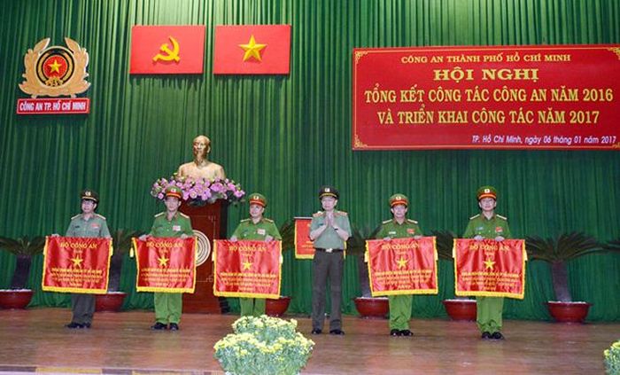 Bộ trưởng Tô Lâm trao cờ thi đua của Bộ Công an tặng các đơn vị đạt thành tích xuất sắc. 