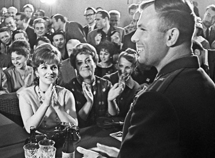Nữ minh tinh Italia Gina Lollobrigida tươi cười bên nhà du hành vũ trụ Yuri Gagarin trong một cuộc họp báo ở liên hoan phim quốc tế lần thứ 2 ở Moscow năm 1961.