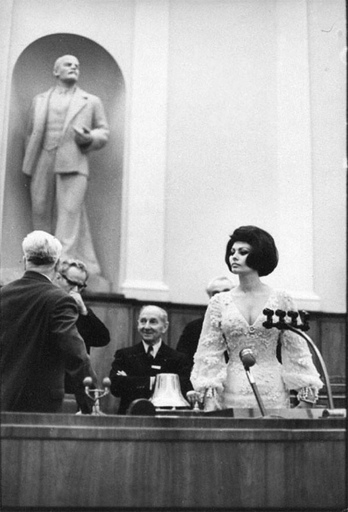 Siêu sao người Italia Sophia Loren trong cuộc họp báo ở điện Kremly năm 1965.