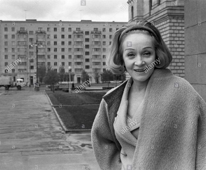 Nữ diễn viên kiêm ca sĩ nổi tiếng người Đức Marlene Dietrich ở khách sạn Ukraine, Moscow năm 1964.