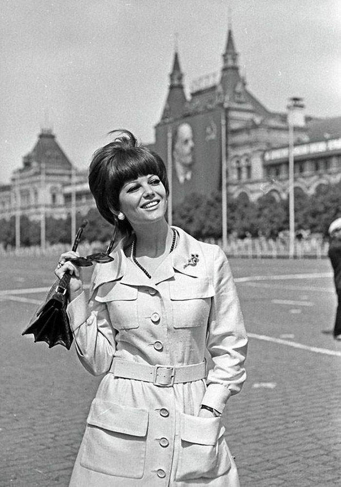 Nữ diễn viên Italia Claudia Cardinale trên Quảng Trường Đỏ, Moscow năm 1973.