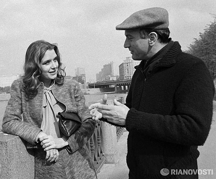 Diễn viên kiêm nhà sản xuất phim người Mỹ Robert De Niro tâm tình cùng nữ diễn viên Liên Xô Irina Alferova bên bờ sông Moscow năm 1983.
