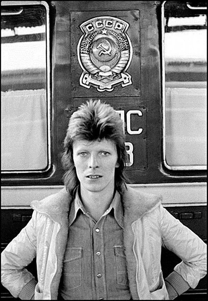 Danh ca kiêm nhạc sĩ David Bowie bên đoàn tàu xuyên Siberian, Liên Xô năm 1973.