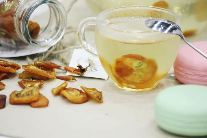  Trà quất mật ong giàu vitamin C giúp tăng cường thanh lọc gan một cách tự nhiên. Cách pha rất đơn giản: cho một vài lát quất (tắc) pha cùng nước nóng. Mùa đông dùng trà quất mật ong còn giúp chống các bệnh đường hô hấp. 