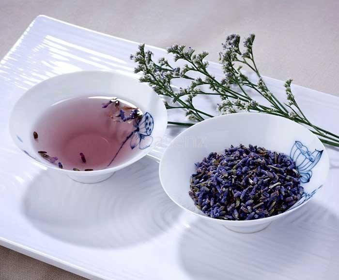  Trà oải hương còn có tác dụng rất tốt cho phụ nữ, đặc biệt trong thời kỳ kinh nguyệt, giúp làm dịu những cơn đau, thư giãn tinh thần có thể giúp làm giảm chứng đau nửa đầu. Trà oải hương còn ngăn ngừa và làm giảm cảm lạnh, ho và thậm chí cả bệnh hen suyễn. Khi bị sốt, bạn có thể đắp bã trà oải hương lên trán để giảm sốt. 