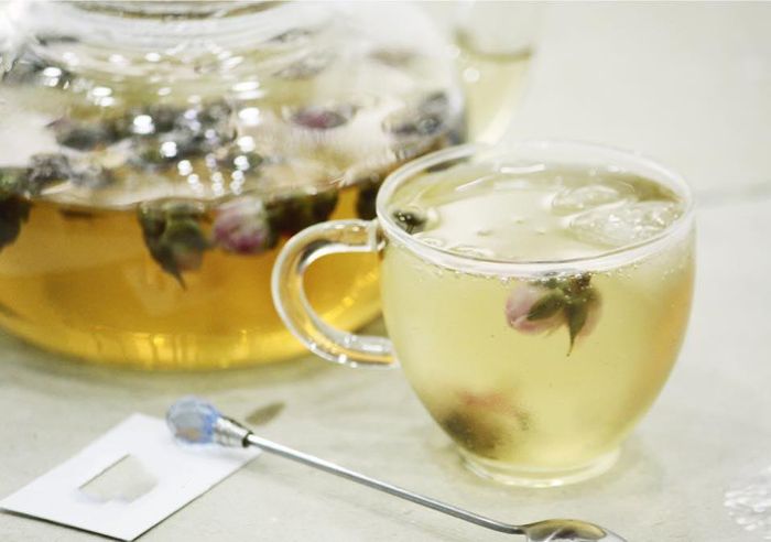  Trà hoa hồng mùi rất thơm, vị thanh mát. Nếu dịp Tết ăn nhiều đồ gây nóng trong, dùng trà hoa hồng sẽ giúp thanh lọc cơ thể một cách hiệu quả nhất, và còn giúp đẹp da hơn rất nhiều. 