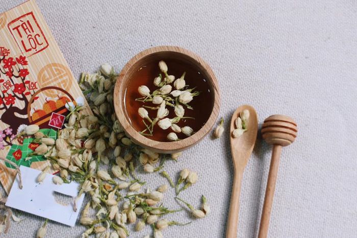  Trà hoa nhài giúp giảm cân, thanh nhiệt, tăng cường sức đề kháng, ngăn ngừa ung thư và còn rất nhiều công dụng khác nữa. Ngoài ra, mùi thơm và hương vị của trà sẽ khiến bạn cảm thấy vô cùng thoải mái. 
