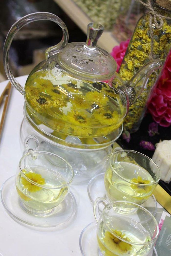 Trà hoa cúc được coi là thần dược cho người có tuổi và bà bầu. Một tách trà hoàng cúc vàng ấm nóng giúp bổ sung magie, canxi cho bà mẹ và thai nhi, điều hòa khí huyết, giúp an thần, giải tỏa căng thẳng, trầm cảm sau sinh, giúp mẹ bầu an giấc, ngủ ngon. Với người già, trà hoa cúc giúp dễ ngủ, ngủ sâu, ngon giấc, tránh ngừa bệnh về tim mạch. 