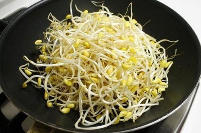 Bên cạnh đó, giá đỗ có tính hàn nên không nên ăn khi đói cũng như khi đang uống thuốc. Người thể hàn, chân tay lạnh thiếu lực, đi ngoài phân lỏng cũng không nên ăn giá đỗ.