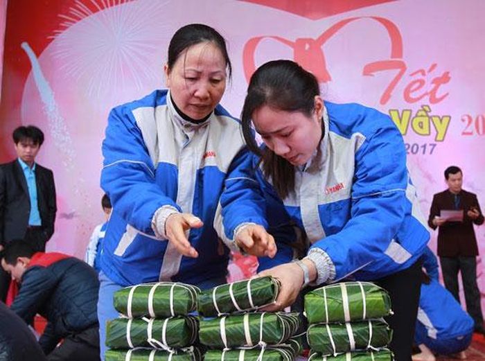 Người lao động tham gia thi gói báng chưng.
