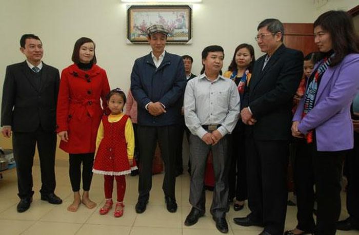 Phó Bí thư Thành ủy Đào Đức Toàn thăm, trao quà cho gia đình người lao động có hoàn cảnh khó khăn tại Khu công nghiệp Thăng Long.