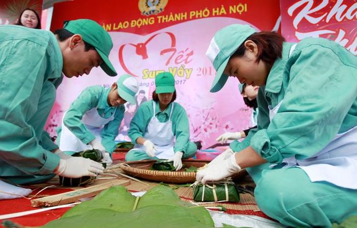 Người lao động tham gia Thi gói báng chưng tại "Tết sum vầy 2017".