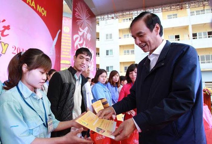 Phó Bí thư Thành ủy Đào Đức Toàn trao quà cho người lao động tại buổi lễ: Ảnh Phạm Hùng