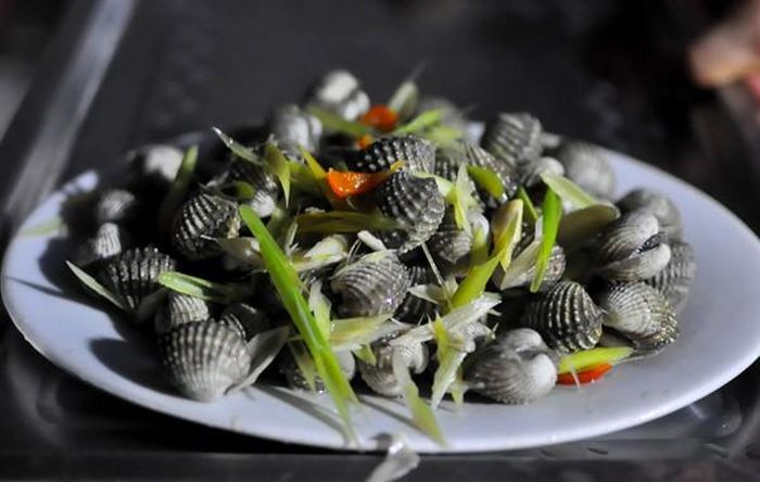 Sò lông là nguyên liệu để chế biến nhiều món ăn ngon như sò lông nướng mỡ hành, dưa leo trộn sò lông, sò lông xào chua ngọt, su su xào sò lông, sò lông sốt tôm chua, sò lông hấp xả…