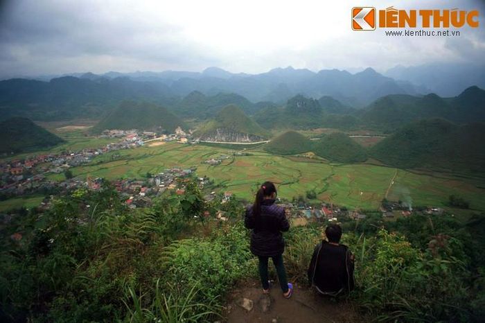 Thị trấn Tam Sơn (Quản Bạ, Hà Giang) được biết đến với khung cảnh thiên nhiên hữu tình, nơi có thắng cảnh núi Đôi, được ví như bộ ngực căng tròn đầy quyến rũ của nàng tiên đang say giấc nồng.