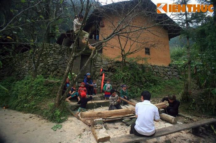Thị trấn Phó Bảng (Đồng Văn, Hà Giang) vẫn còn lưu giữ được những nét nguyên sơ với hàng chục ngôi nhà trình tường có tuổi đời hơn trăm năm và cuộc sống chưa bị thương mại hóa bởi sự phát triển du lịch của đồng bào các dân tộc Hoa và H'Mông nơi đây.