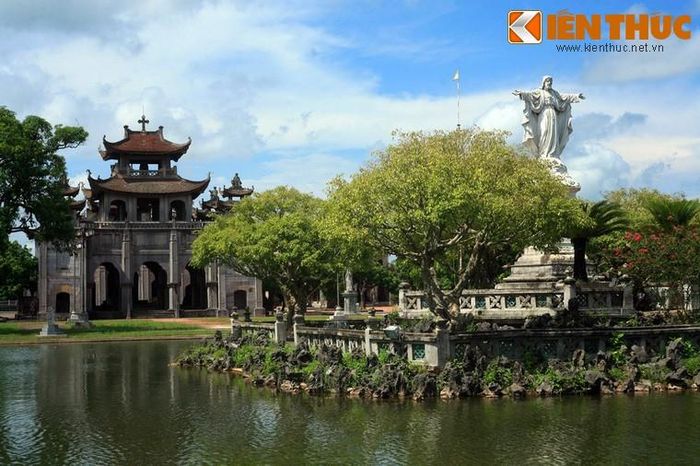 Thị trấn Phát Diệm (Phát Diệm, Ninh Bình) không chỉ có nhà thờ đá Phát Diệm nổi tiếng mà còn là nơi lưu giữ nhiều nét văn hóa đặc sắc của vùng đồng bằng Bắc Bộ.