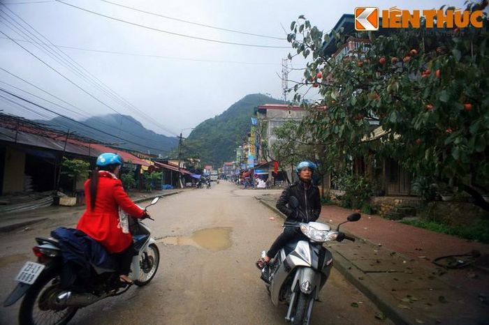 Thị trấn Mèo Vạc (Mèo Vạc, Hà Giang) nằm trong một thung lũng được bao quanh bởi núi đá, là một địa điểm lý tưởng để tận hưởng nhịp sống chậm, gần gũi với thiên nhiên cũng như khám phá nét văn hóa của đồng bào vùng cao qua chợ phiên Mèo Vạc.