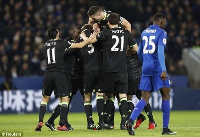  Các cầu thủ Chelsea ăn mừng bàn thắng mở tỷ số