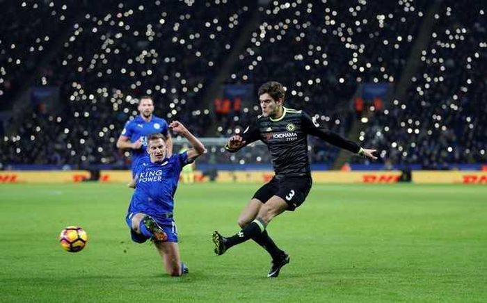  Marcos Alonso tỏa sáng với 2 bàn thắng 