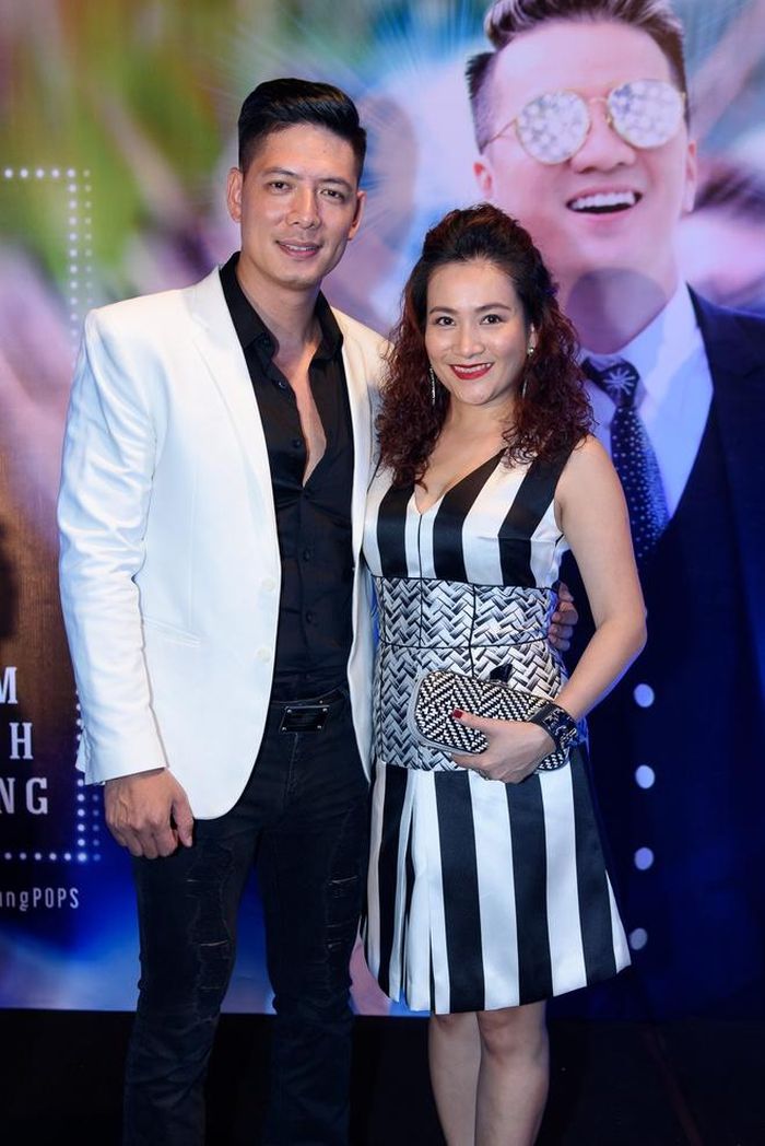 Vợ chồng Bình Minh tình cảm đến sự kiện. Trong MV, nam diễn viên khoe vóc dáng bên hồ bơi cùng dàn mỹ nhân.