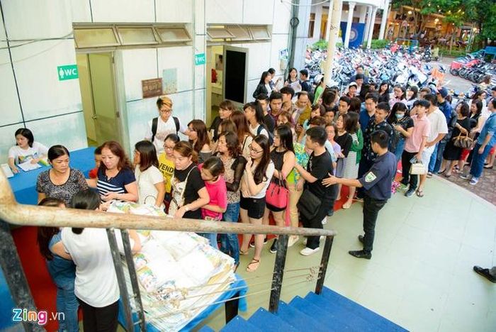 Từ 17h, hàng trăm fan đã xếp hàng trước nơi diễn ra sự kiện để có cơ hội tiếp cận, gặp gỡ thần tượng.