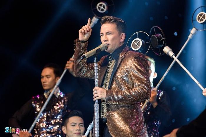DVD Diamond Show sẽ được phát hành vào ngày 21/1 tại nhà riêng của Đàm Vĩnh Hưng. Ngoài ra, anh cũng chia sẻ về dự án album nhạc xưa, tái hiện hình ảnh của những nhân vật lẫy lừng của làng giải trí Sài Gòn một thời như Thái Thanh, Thẩm Thúy Hằng, Thanh Nga, Hùng Cường.