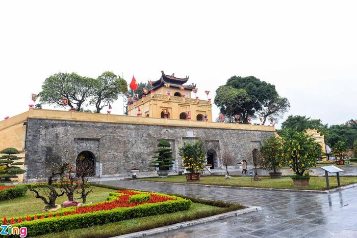 Đoan Môn được xây dựng theo chiều ngang, cấu trúc hình chữ U với 5 cổng thành được dựng cuốn vòm cân xứng gần như tuyệt đối qua “trục thần đạo”, hay còn được gọi là “trục chính tâm” của Hoàng thành. 