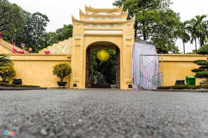 Cổng phụ hai bên đang gấp rút hoàn thiện công việc tu bổ.