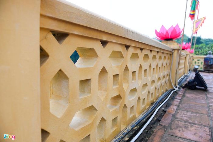 Các chi tiết đều được phủ kín màu vàng. 