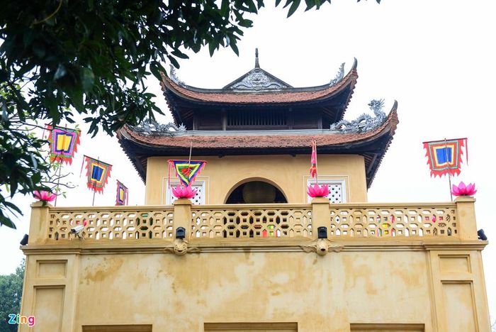 Trên nóc tầng hai là phương đình nhỉ kiểu hai tầng tám mái.