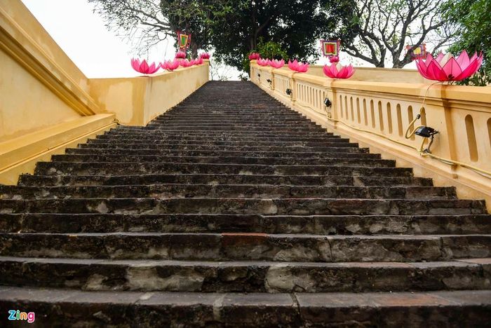 Lan can lối dẫn lên tầng 2 khoác "tấm áo mới".