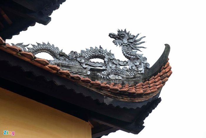 Phần mái lợp ngói được giữ nguyên, các kết cấu gỗ được vệ sinh làm sạch bụi bẩn, sau đó đánh lại bằng véc-ni bằng tay theo phương pháp truyền thống. 