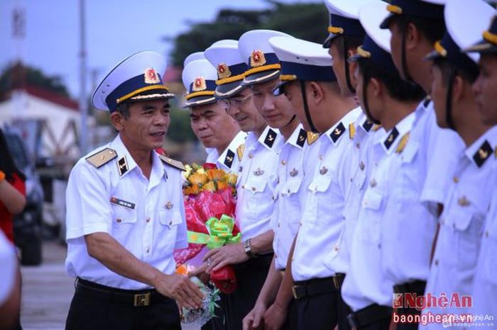 Chuẩn đô đốc Lương Việt Hùng bắt tay thân mật động viên từng cán bộ, chiến sỹ trước khi xuống tàu đi làm nhiệm vụ.