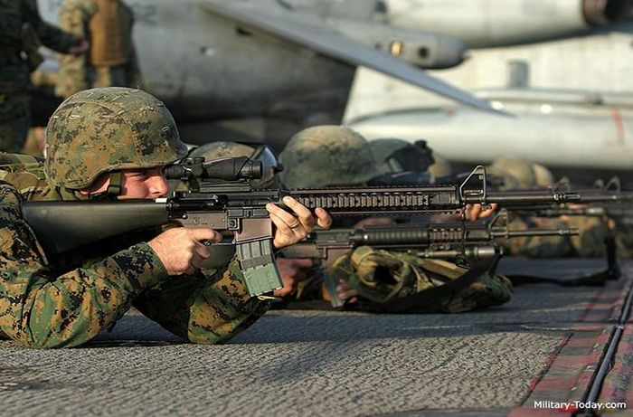 Tuy nhiên, sau gần 20 năm sử dụng M16A4 đang dần bị loại biên khỏi lực lượng Lính thủy Đánh bộ Mỹ từ năm 2015, và thay thế nó là mẫu súng M4 carbine vốn có thiết kế nhỏ gọn hơn nhưng lại có các thông số kỹ chiến thuật tương đương. Ngoài Quân đội Mỹ chỉ có ba quốc gia khác sử dụng M16A4 là Thái Lan, Tunisia và Thổ Nhĩ Kỳ. Nguồn ảnh: Wikimedia.