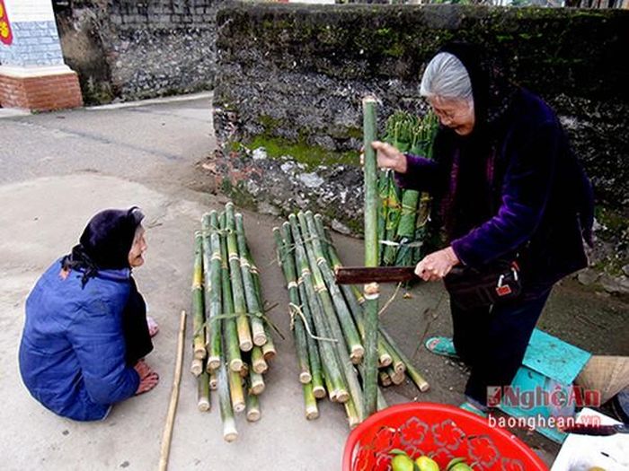 Giang phục vụ gói bánh được bán trước "Tết ông Táo". Ông giang 1 khúc có giá từ 7.000 đồng – 10.000 đồng, 2 khúc có giá khoảng 15.000 đồng. Ảnh Ngọc Sáu