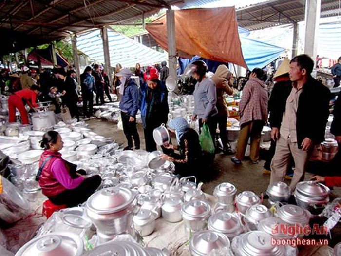 Chợ quê bày bán nhiều xong nồi với nhu cầu tăng cao dịp áp Tết. Giá trung bình từ 30.000 đồng đến hơn 100.000 đồng tùy loại. Ảnh Quang An