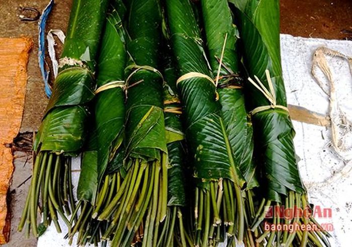 Lá dong được bán với giá 20.000/bó, mỗi bó 20 lá. Ảnh Quang An