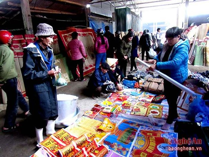 Chợ quê áp Tết ở các miền quê có nhiều tranh, ảnh, câu đối được bày bán. Ngay từ sáng sớm, chợ Sy, Diễn Kỷ, Diễn Châu đã nhộn nhịp người mua bán. Những bức tranh Tết, câu đối đỏ… có giá từ 10.000 – 30.000 đồng. Ảnh Quang An