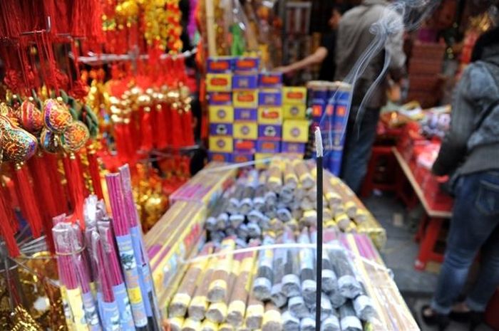  Nhiều mặt hàng sử dụng trong ngày Tết như bao lì xì, khánh, câu đối, tranh chữ, lồng đèn... được bày bán. 