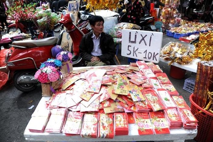 Một tiệm bán phong bao lì xì trên phố Hàng Mã. 