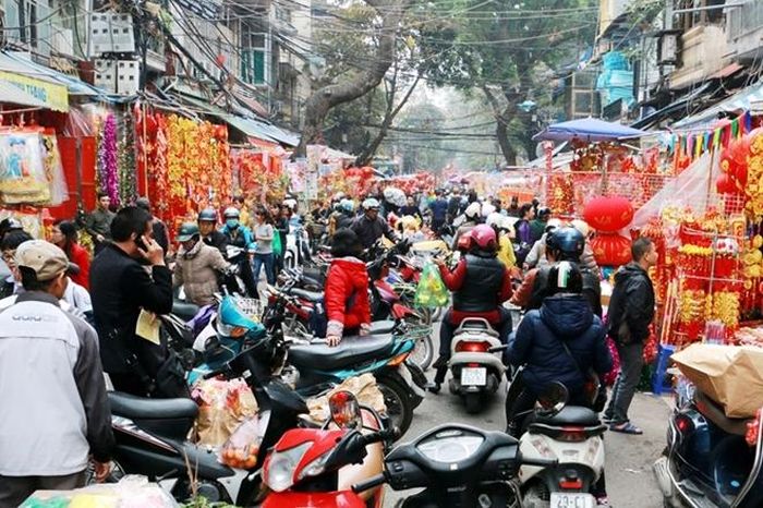 Con phố Hàng Mã tất bật mua sắm ngày giáp Tết. 