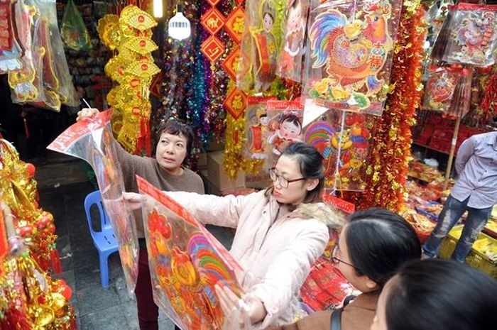 Hình ảnh con gà - biểu tượng cho năm mới Đinh Dậu là những mặt hàng bán khá chạy những ngày qua. 