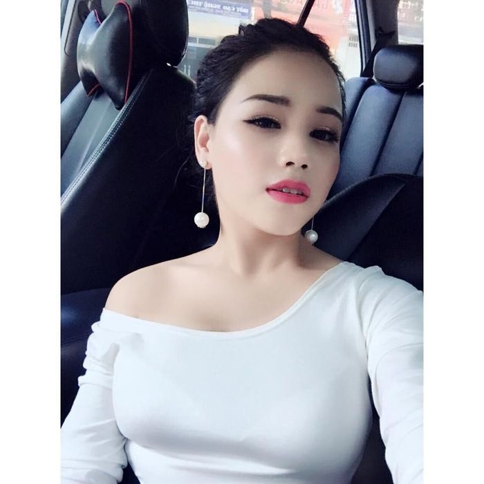 Bên cạnh đó, mọi động tĩnh của hot girl DJ xinh đẹp Hà thành này đều được cư dân mạng cập nhật liên tục. Trên trang cá nhân của cô đã thu hút hàng chục ngàn lượt theo dõi.
