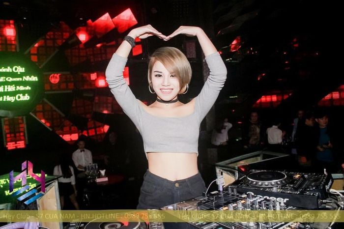 Nếu ai đã từng một lần nghe nhạc của DJ Vita "đánh" đều có chung một cảm nhận đó là độ độc, lạ và ma quái trong từng nhịp mix của cô nàng này.