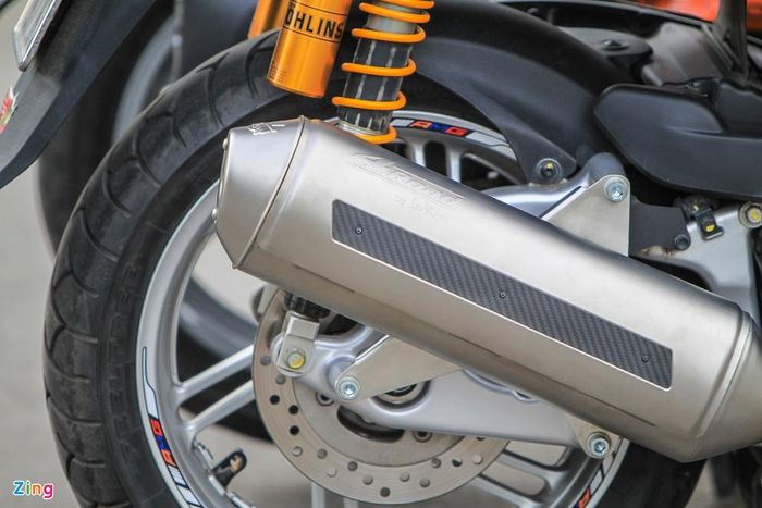 Ống xả thể thao hiệu LeoVince 4Road trên chiếc SH300i phiên bản 2016 là món đồ chơi giá trị. Bộ ống xả này có âm thành khá hay âm vực thấp.