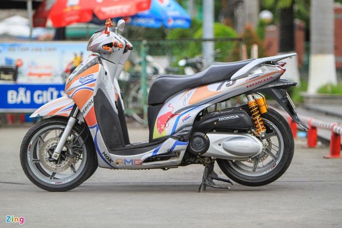 Honda SH300i là mẫu xe tay ga cỡ lớn. Thế hệ đầu tiên được giới thiệu năm 2008 sử dụng động cơ 279 cc, công suất 27,2 mã lực và 26,5 Nm mô-men xoắn. Tốc độ tối đa 131 km/h. 